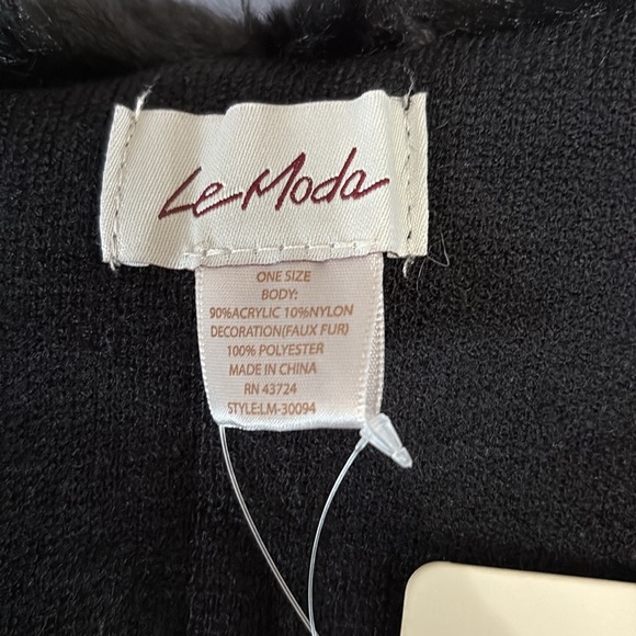 LeModa Women’s Faux Fur Lined and Collared One Size Fits Most Cape/Wrap - Picture 3 of 6